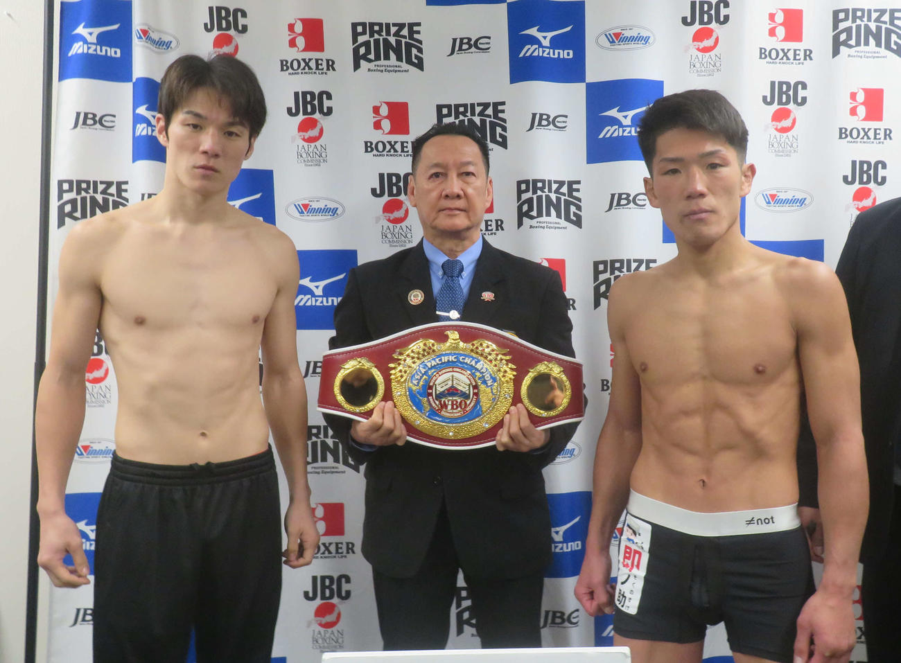 WBOアジア・パシフィック・スーパーライト級王座決定戦の前日計量をクリアした同級1位李健太（左端）と元王者永田大士（右端）