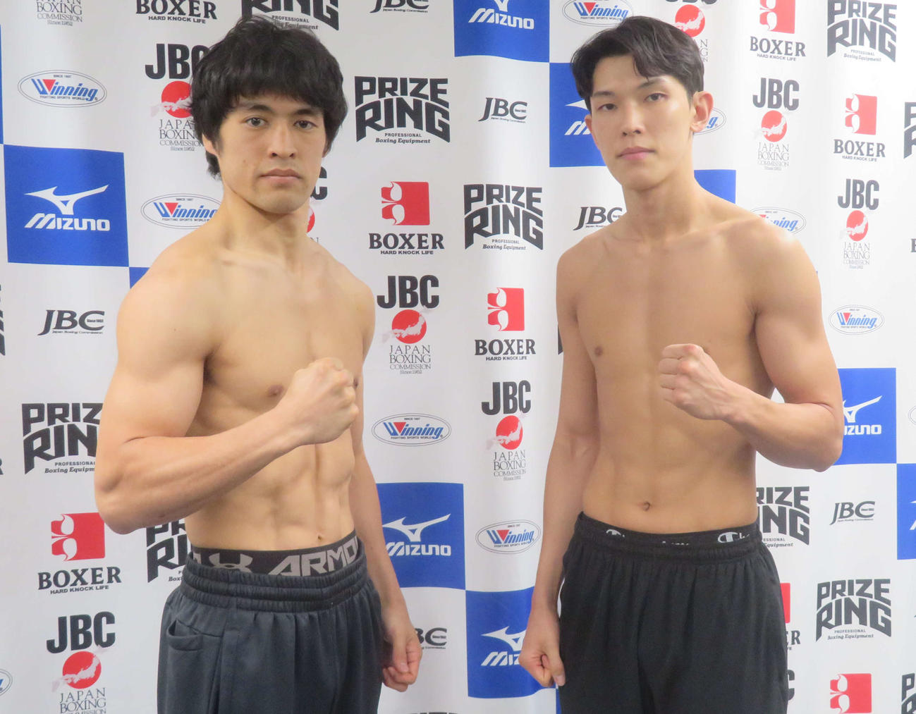 約111カ月ぶりの再起戦に挑む赤井英五郎（左）。右は対戦相手のべー・ドンミン