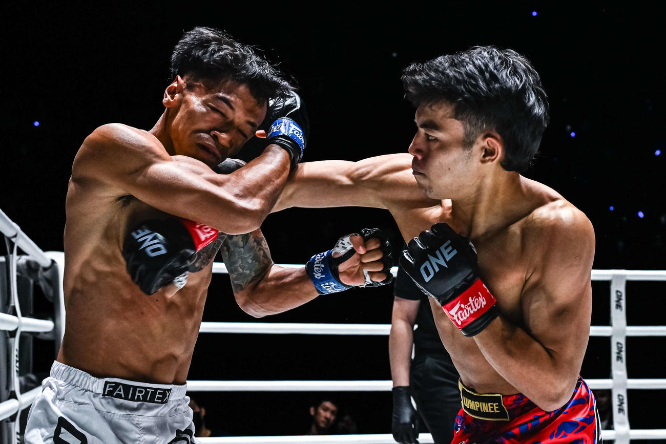 強烈なパンチをたたきこむマスドール（右）（C）ONE Championship