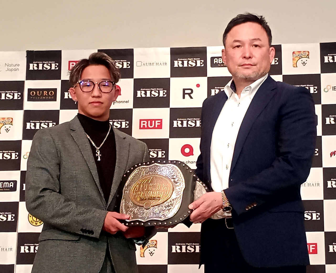 スーパーフライ級のベルトを返上した花岡竜（左）とRISE伊藤隆代表
