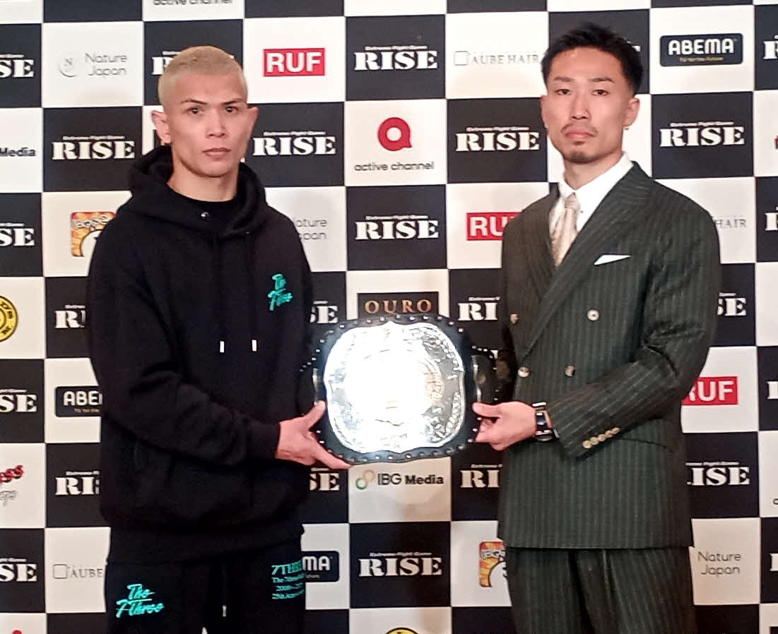 スーパーフェザー級のベルトをかけて戦うパヌワット・TGT（左）と常陸飛雄馬