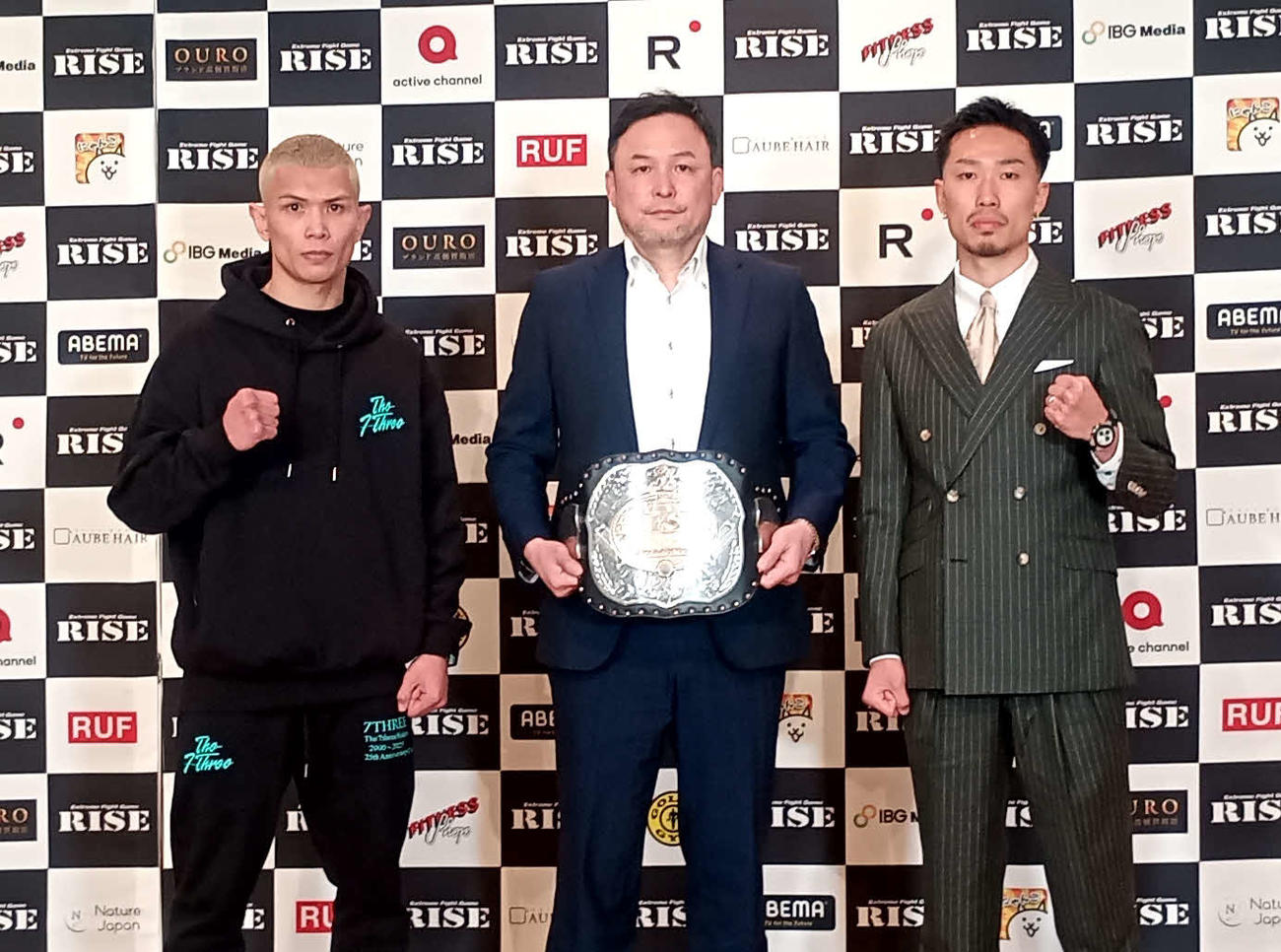 スーパーフェザー級のベルトをかけて戦うパヌワット・TGT（左）と常陸飛雄馬（中央はRISE伊藤隆代表）