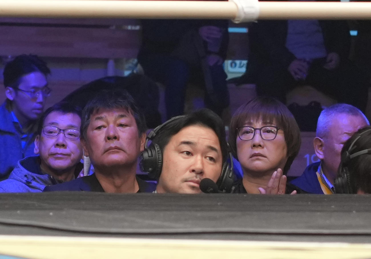 リングサイドから見つめる赤井英和（左）と妻の佳子さん。中央は解説の山中氏（撮影・垰建太）