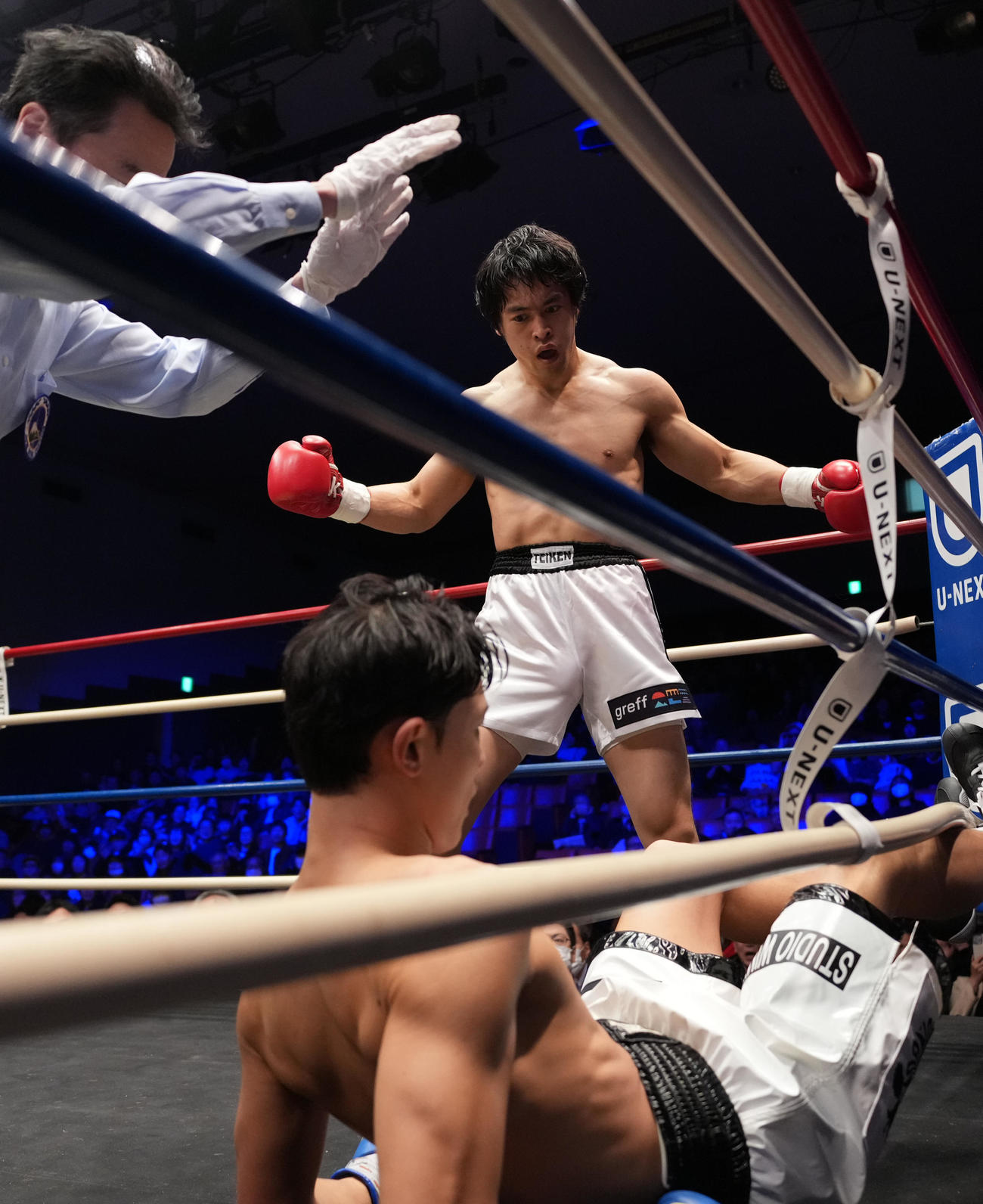 赤井英五郎対ベー・ドンミン　1回、TKO勝ちの赤井（撮影・垰建太）