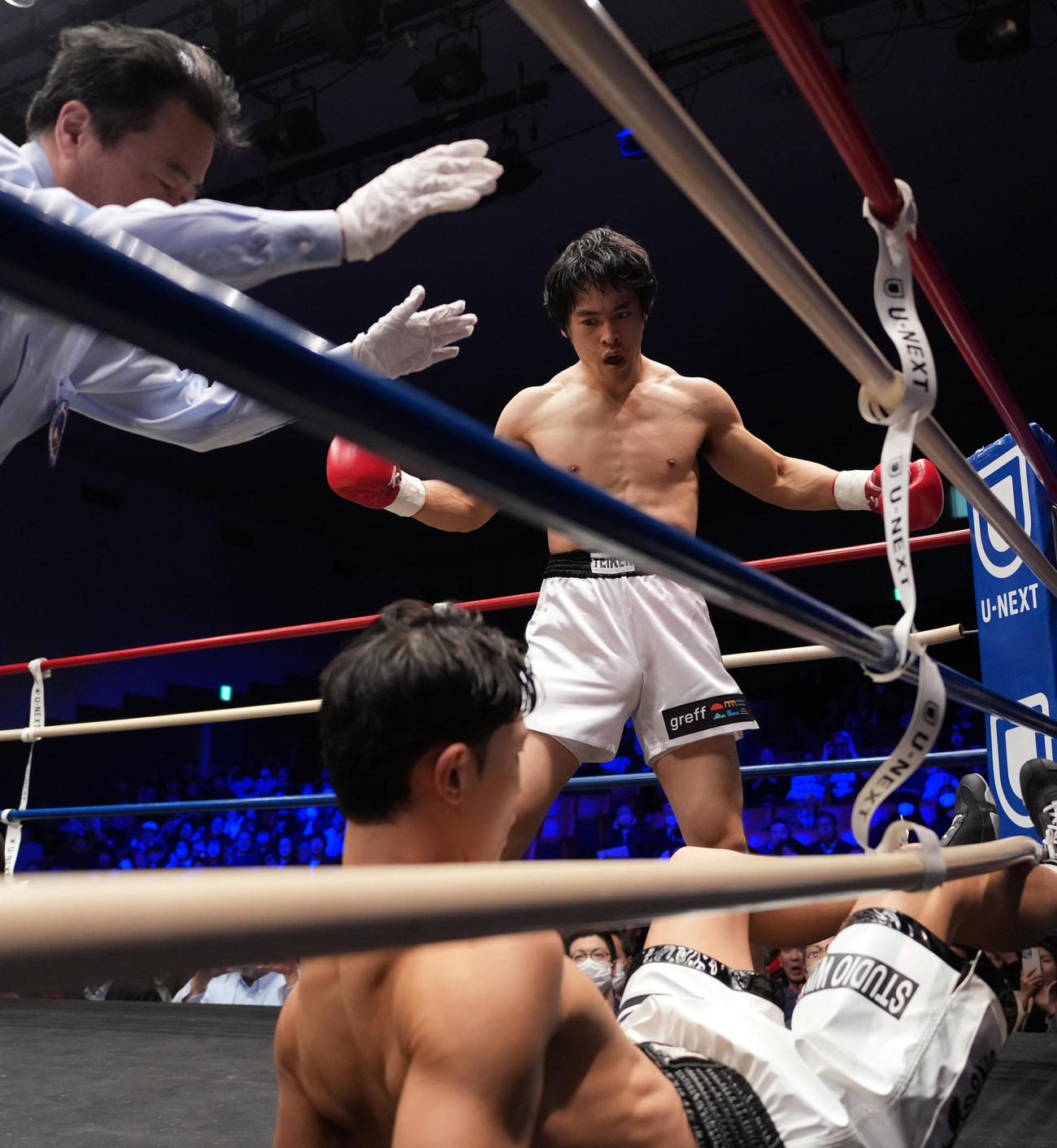 赤井英五郎対ベー・ドンミン　1回、TKO勝ちの赤井（撮影・垰建太）