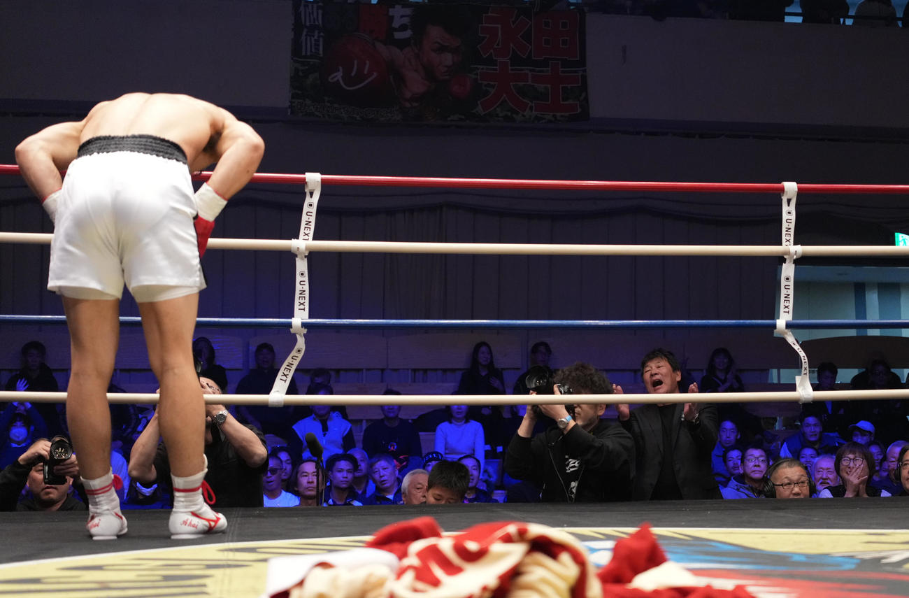 赤井英五郎対ベー・ドンミン　1回、TKO勝ちの赤井英五郎（左）に拍手を送る父の赤井英和（右）（撮影・垰建太）