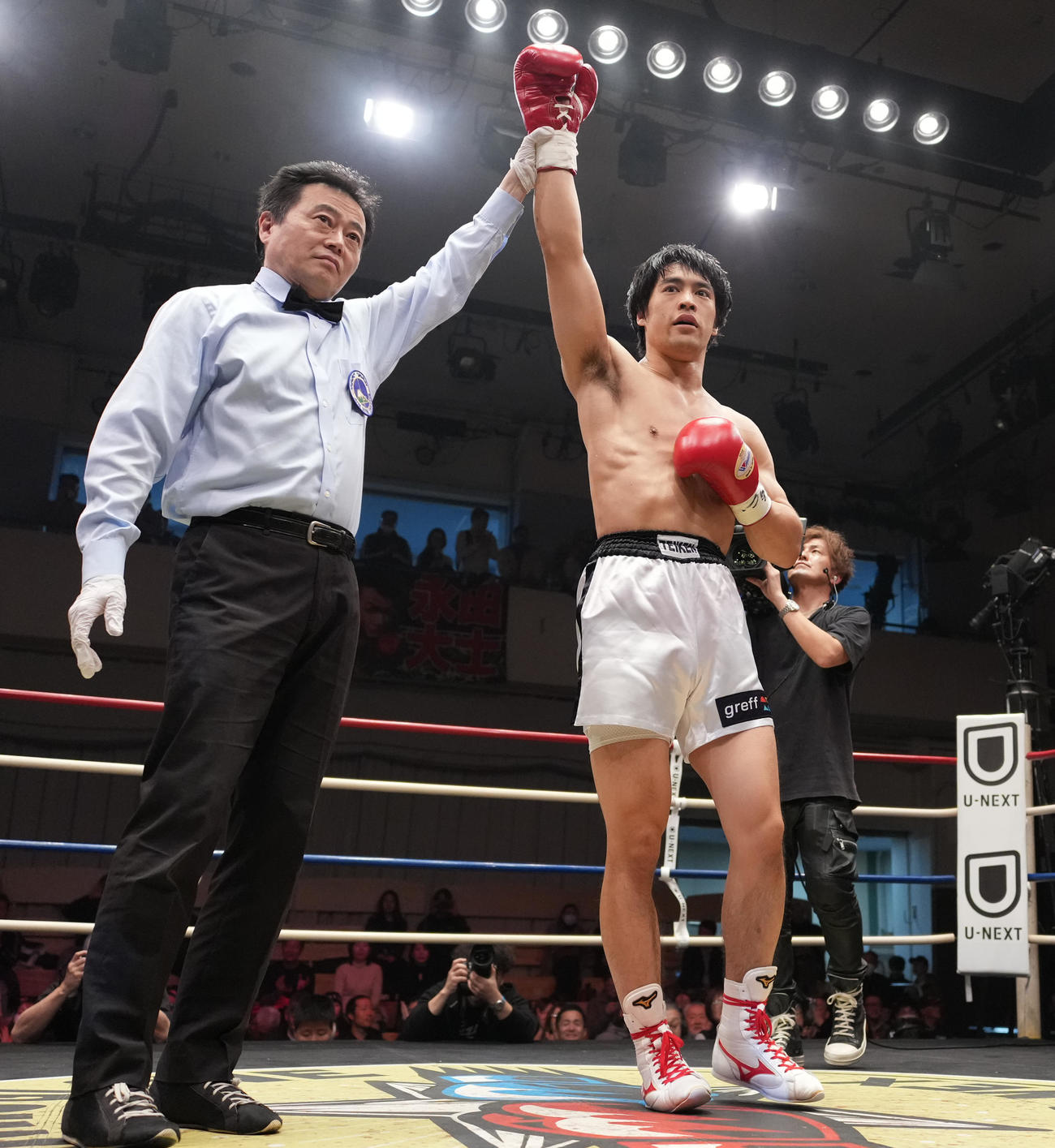 赤井英五郎対ベー・ドンミン　1回、TKO勝ちの赤井（撮影・垰建太）