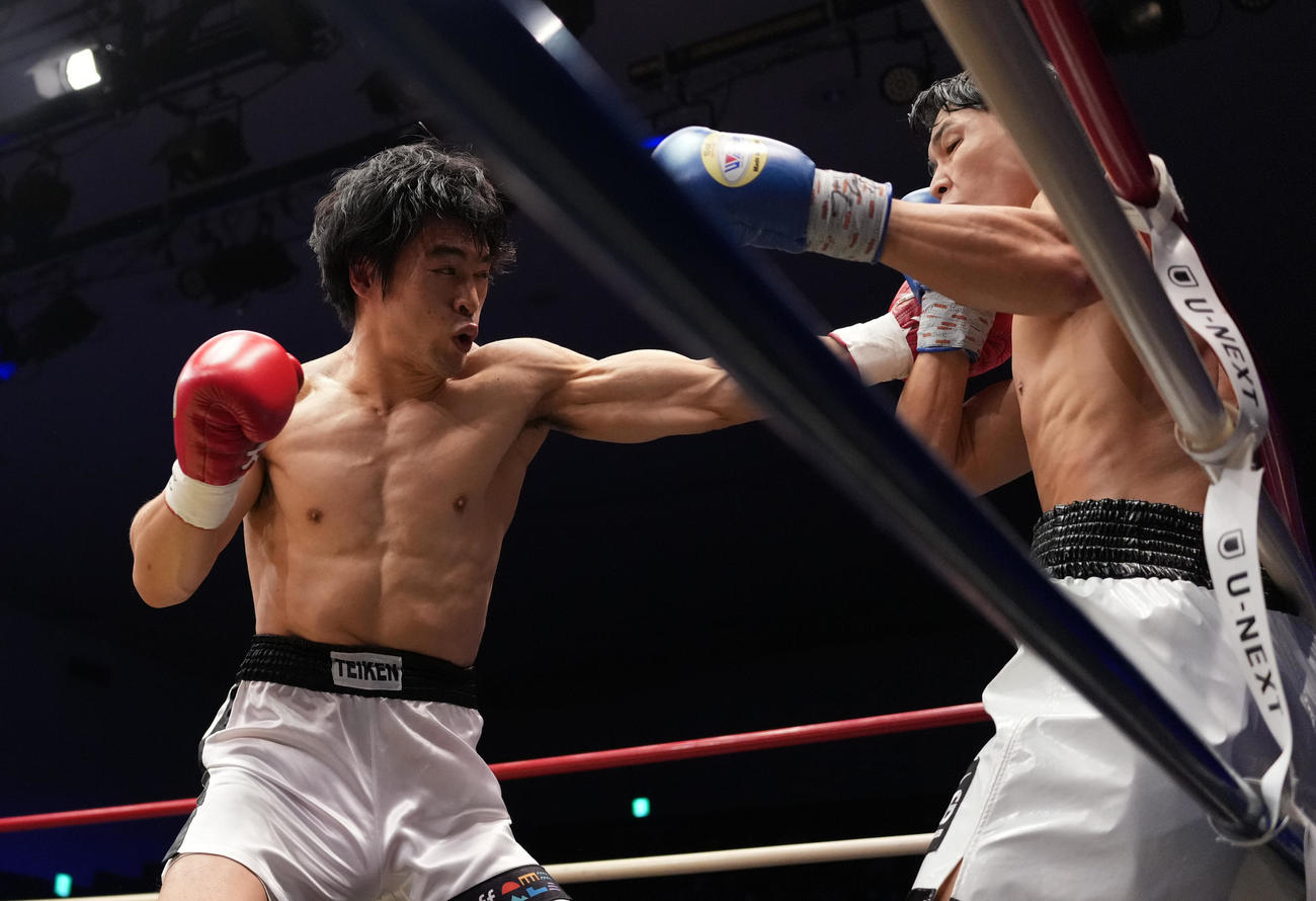 赤井英五郎対ベー・ドンミン　1回、ロープ際で打ち込む赤井（左）（撮影・垰建太）