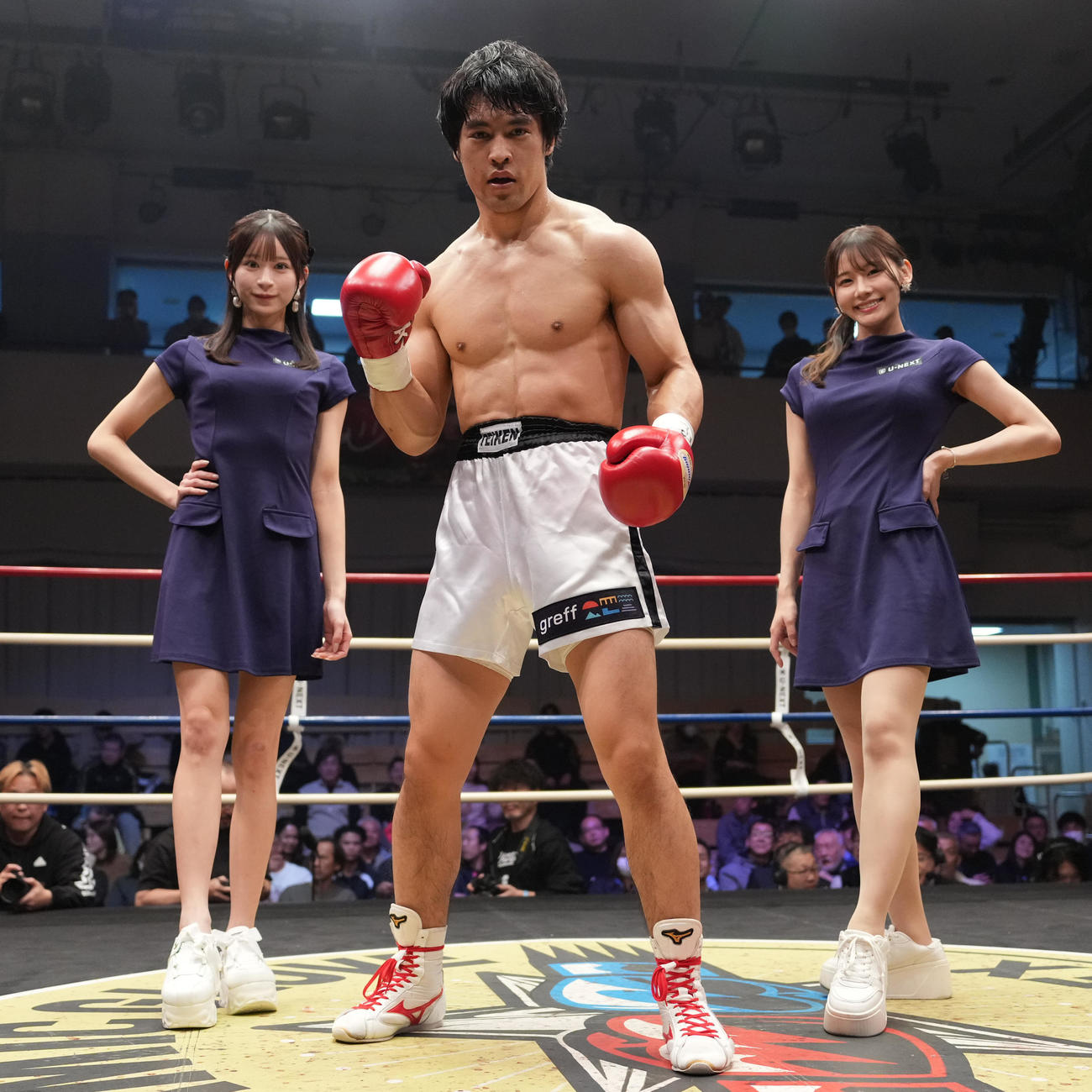 赤井英五郎対ベー・ドンミン　1回、TKO勝ちの赤井（撮影・垰建太）