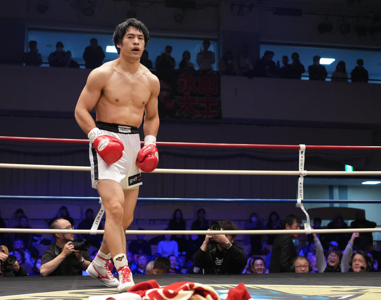 赤井英五郎対ベー・ドンミン　1回、TKO勝ちの赤井（撮影・垰建太）