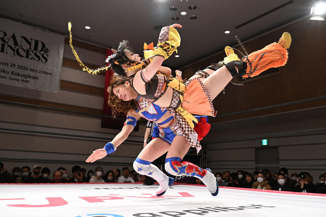 フルネルソンバスターでHIMAWARIをたたきつける荒井優希（下）（C）東京女子プロレス