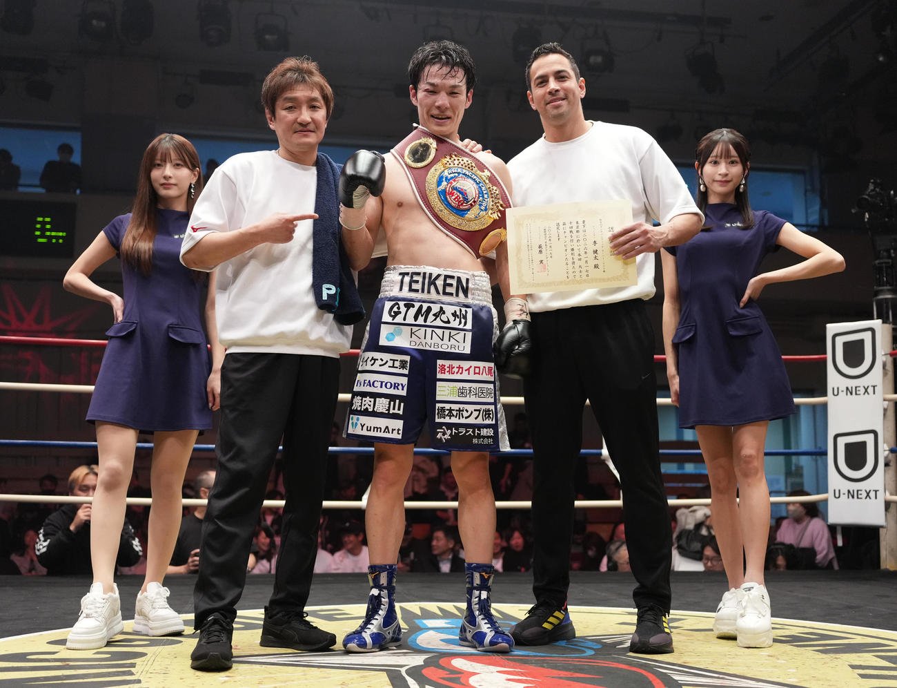 李健太対永田大士　ベルトを巻き笑顔で写真に納まる李（中央）（撮影・垰建太）