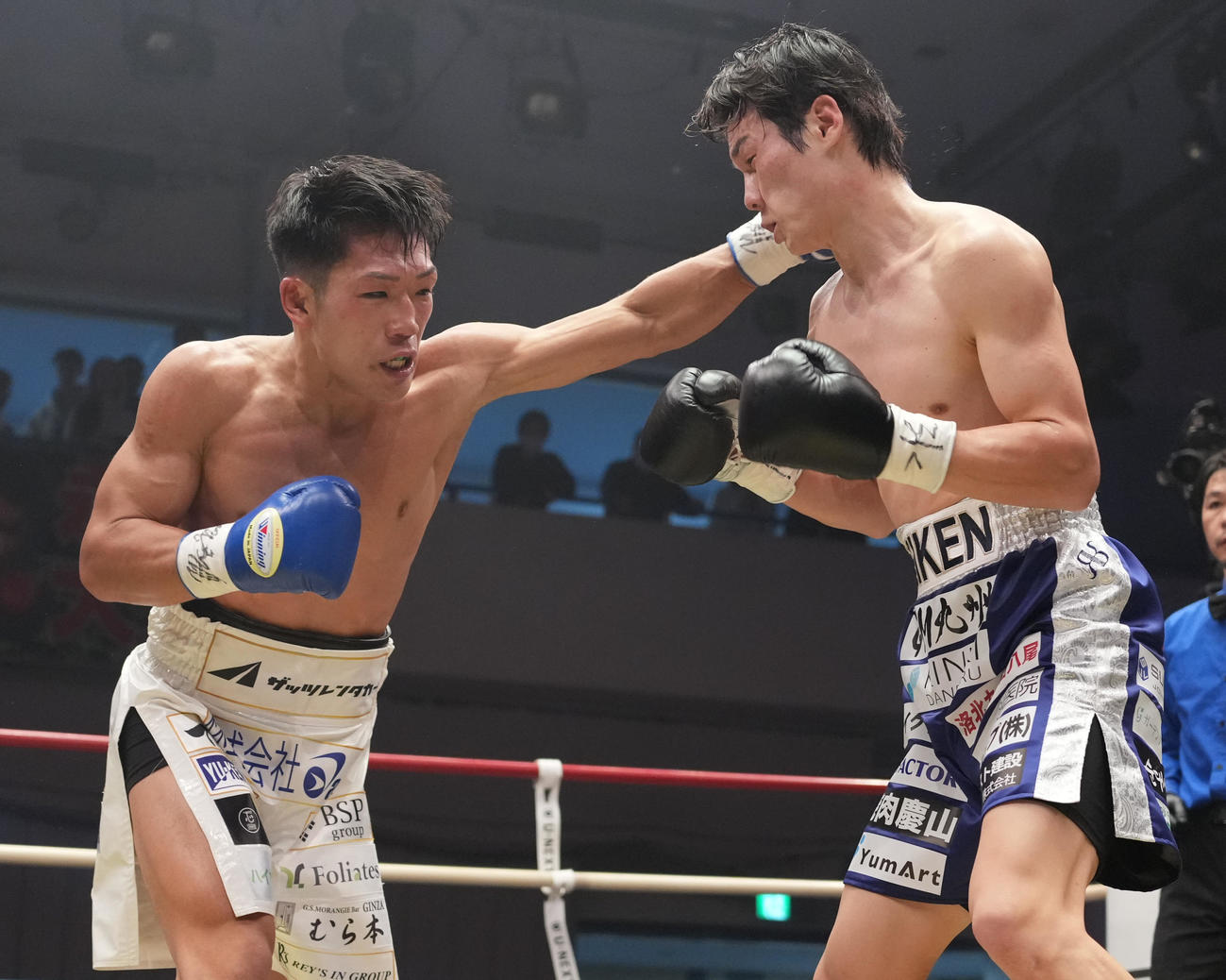 李健太対永田大士　パンチを打ち込む永田（左）（撮影・垰建太）