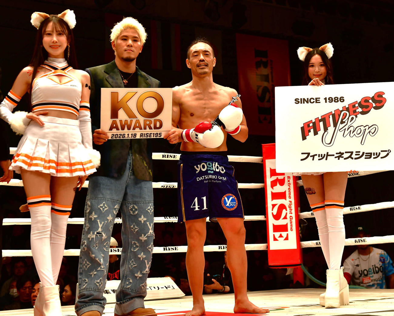 YO UEDAにKO勝ちした安彦考真（左から3人目）（撮影・松尾幸之介）