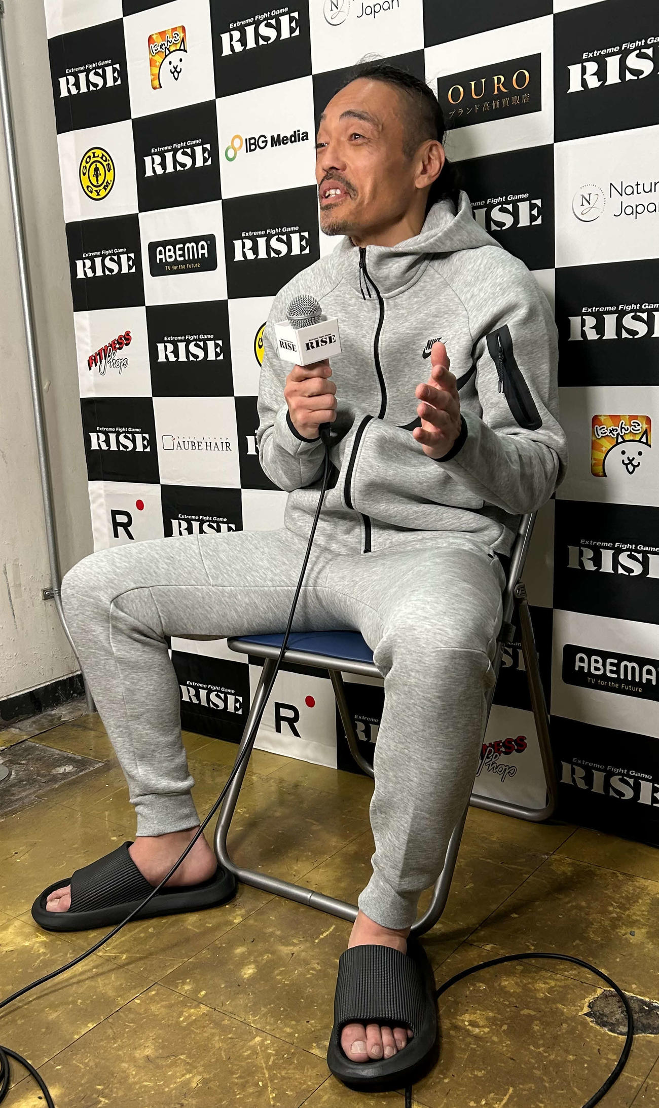 YO UEDAにKO勝ちし、インタビューに応じる安彦考真（撮影・松尾幸之介）