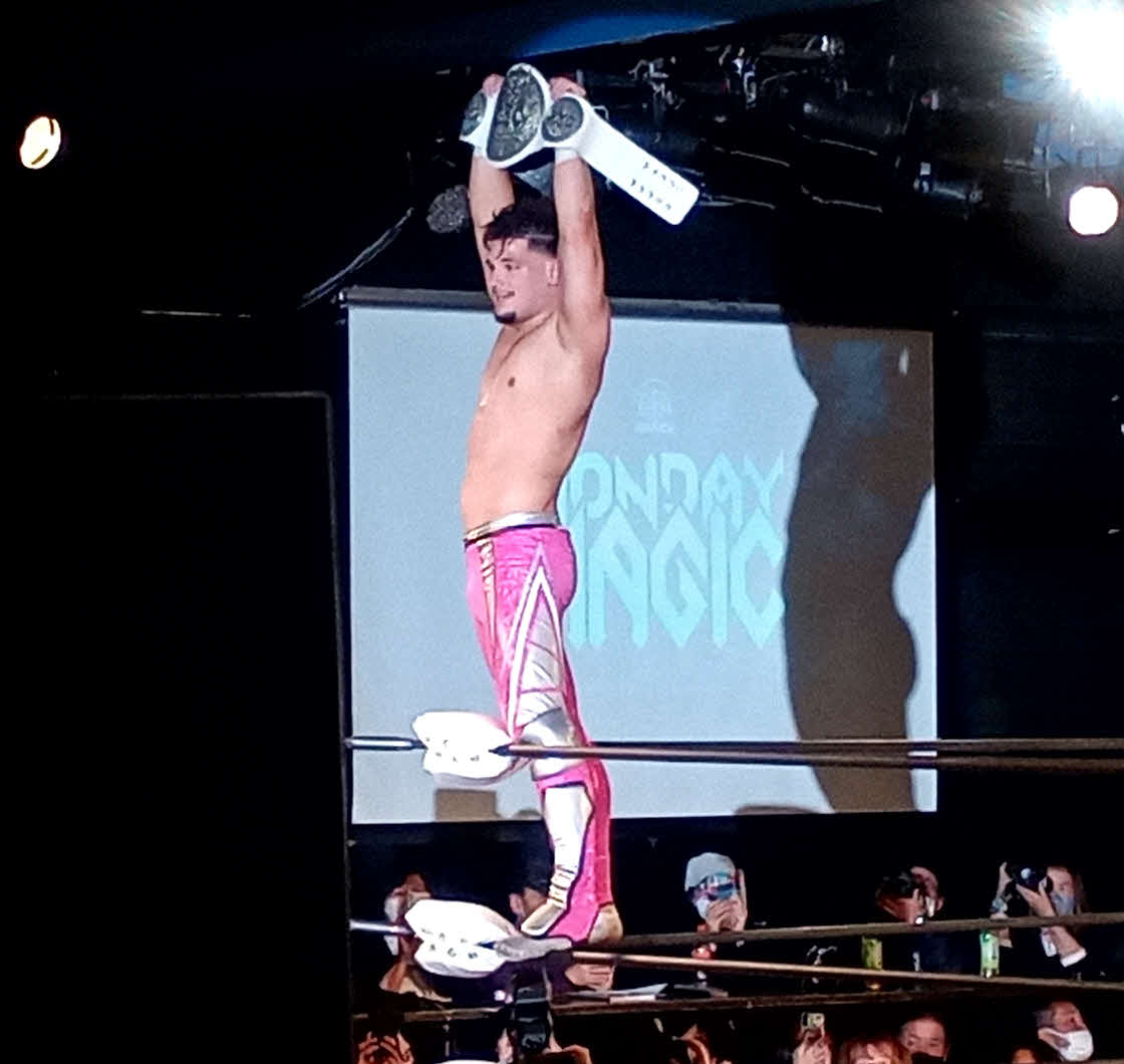 コーナーに登ってベルトを掲げるタイタス