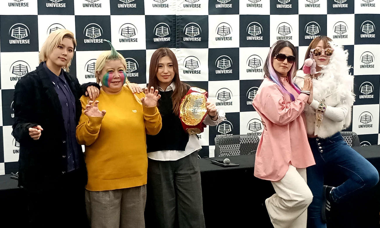 3Dトリオス王座決定トーナメント開幕戦で激突する（左から）天麗皇希＆メガトン＆青野未来と翔月なつみ＆桜井麻衣（山中絵里奈は欠席）