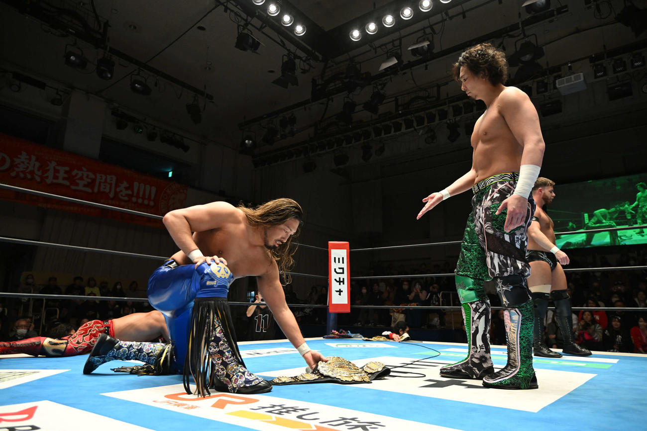 試合後にリング上で対峙する辻陽太（左）とジェイク・リー（C）新日本プロレス