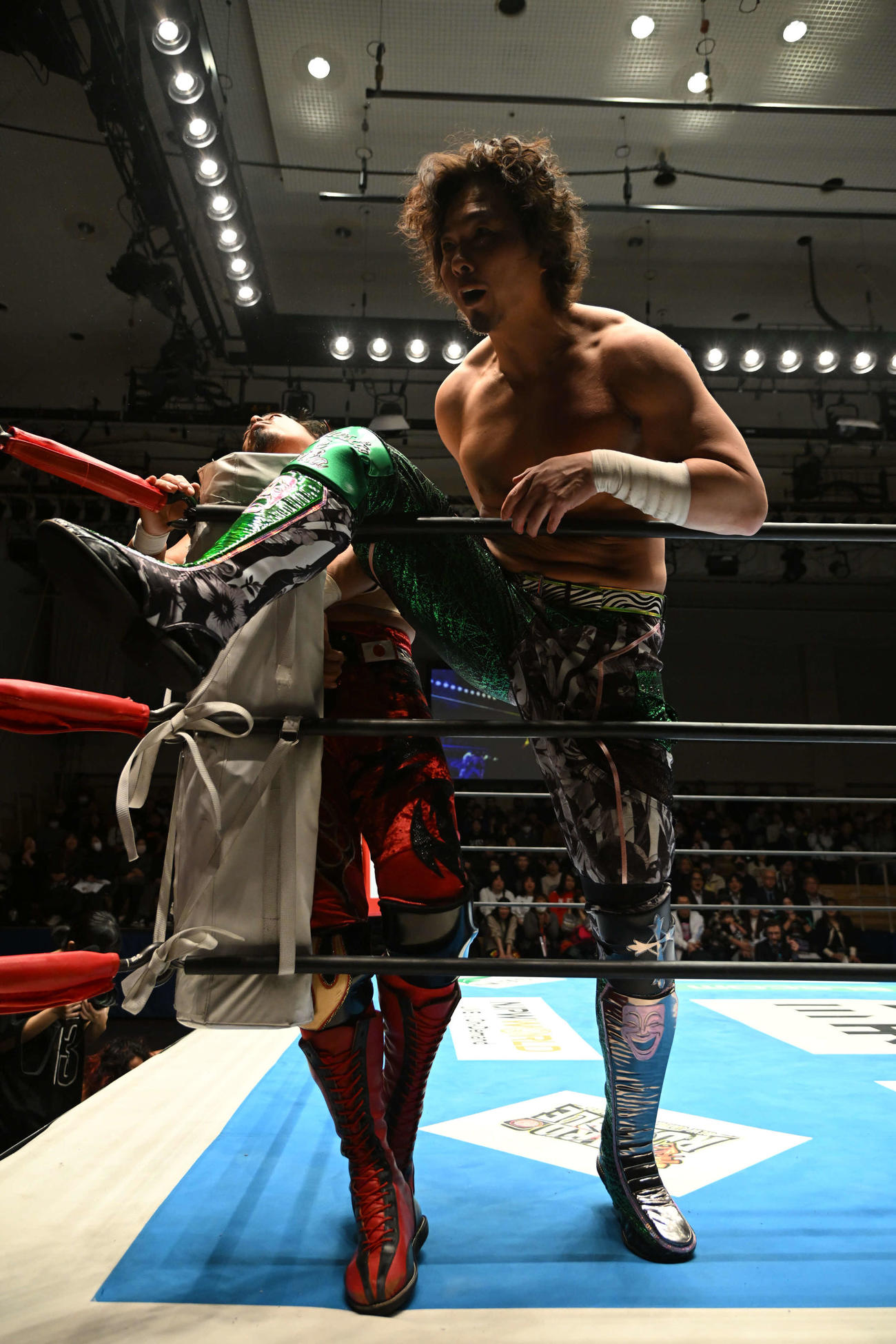 鷹木信悟にFBSを突き刺したジェイク・リー（C）新日本プロレス