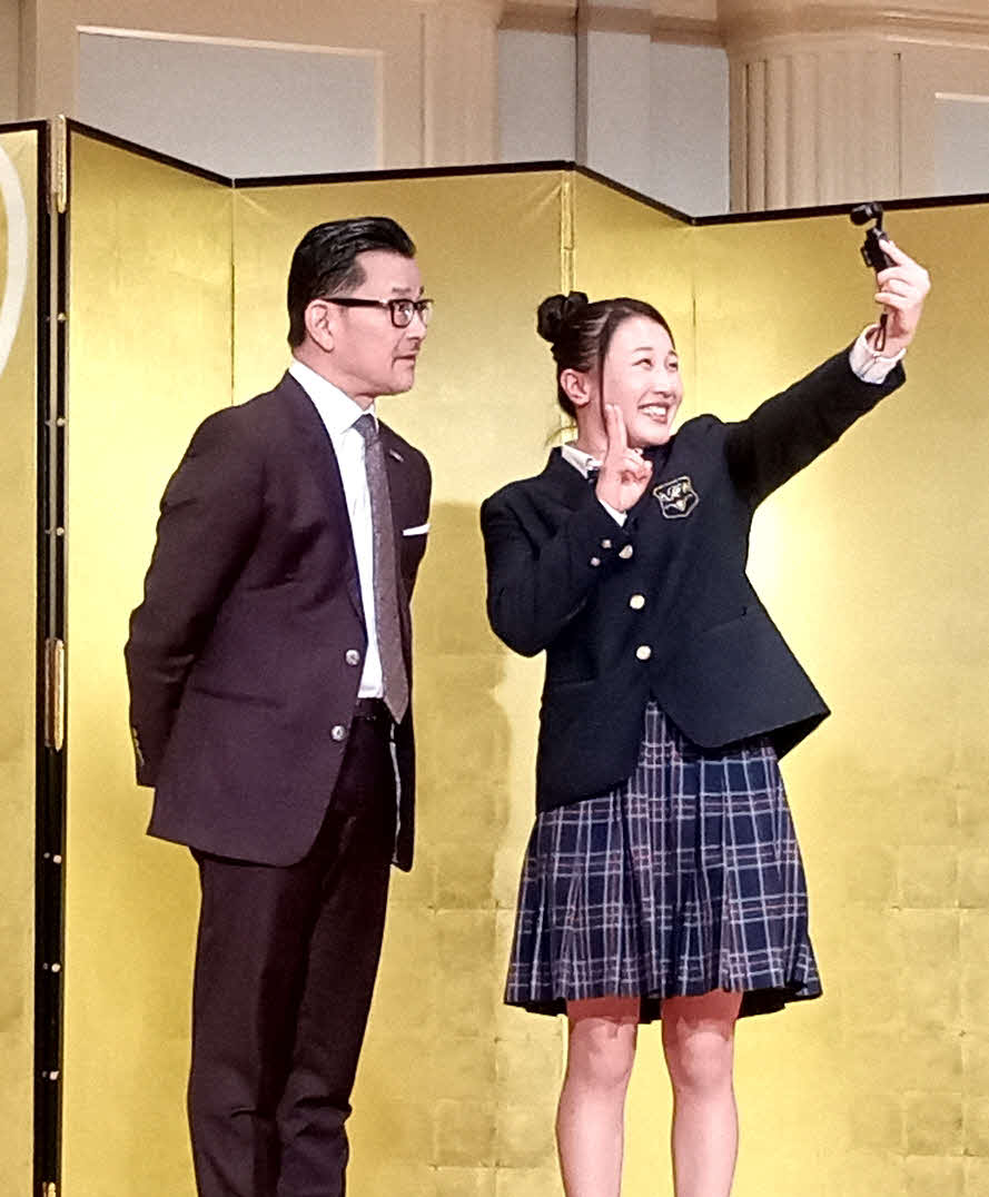 JKファイターNOELとSNS用の撮影を行う榊原信行CEO（左）