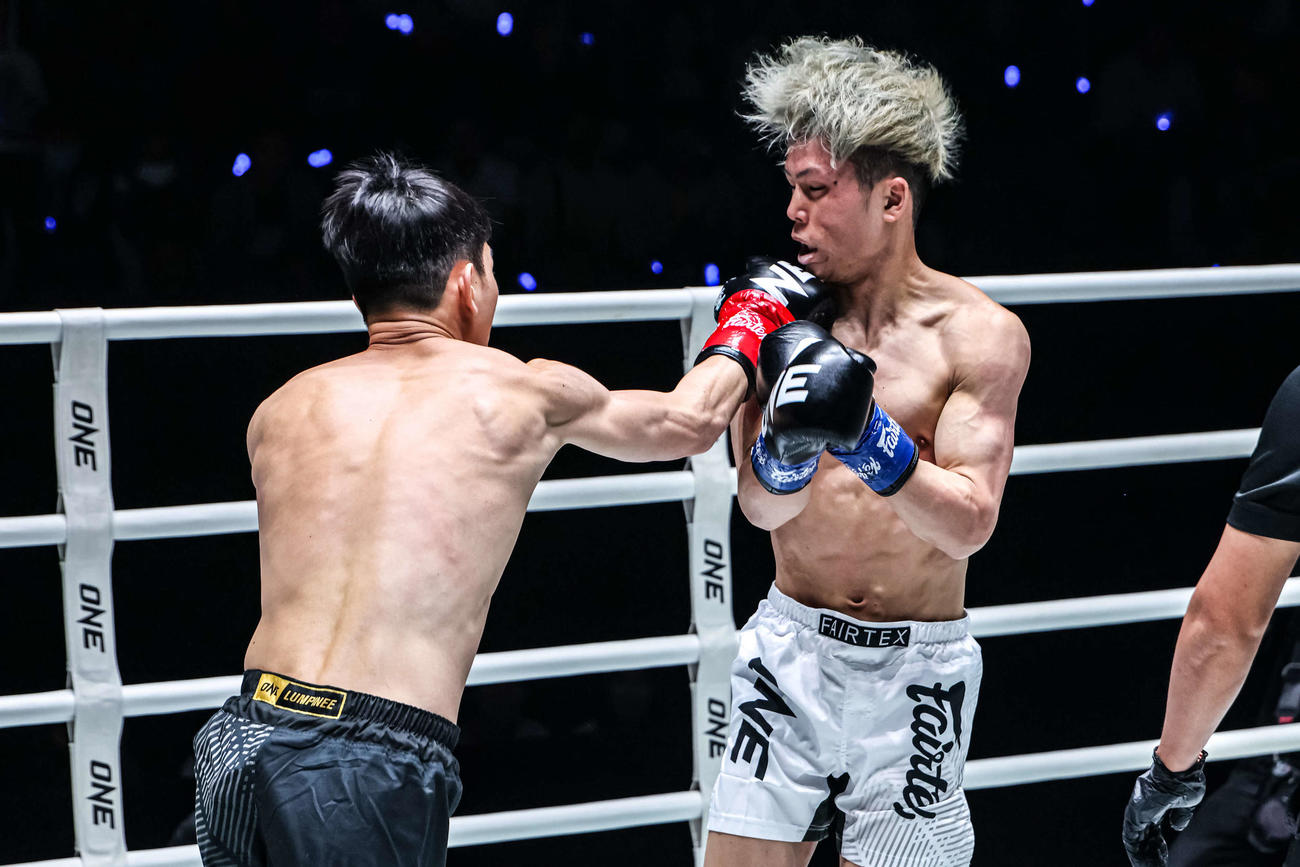 パンチを浴びる門口佳佑（右）（C）ONE Championship
