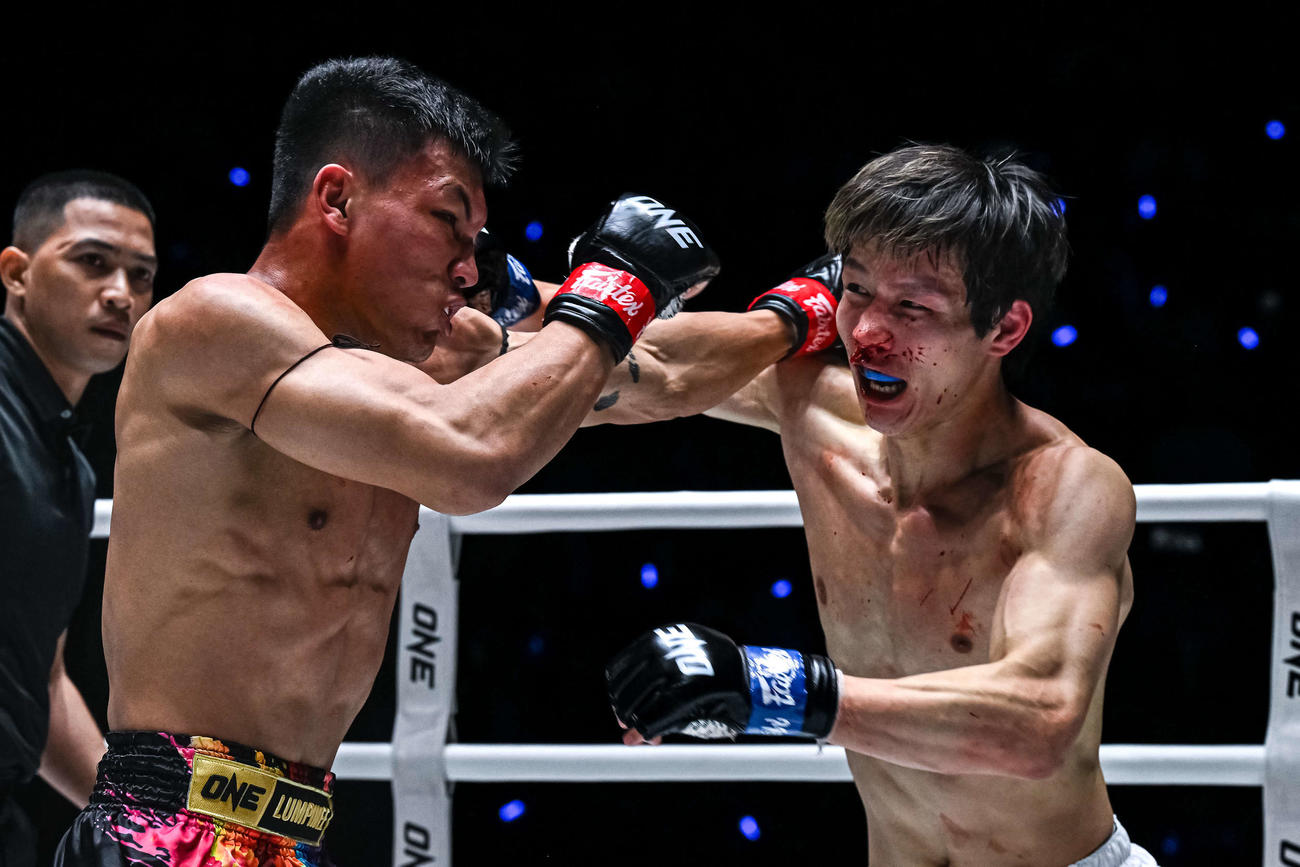 果敢に打ち合った睦雅（右）だったが（C）ONE Championship