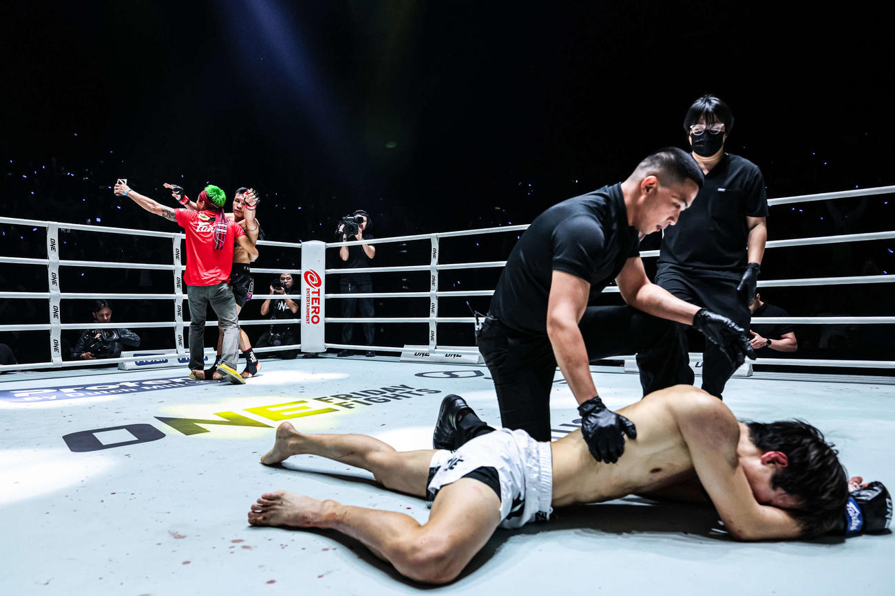 TKO負けした睦雅（手前）（C）ONE Championship