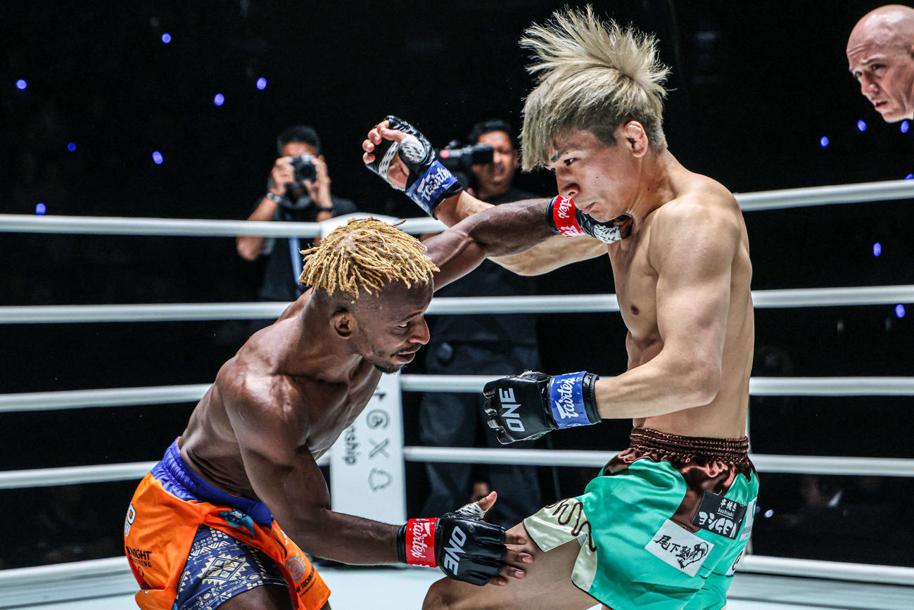 マスンヤネの強烈な左パンチを浴びる黒澤亮平（C）ONE Championship