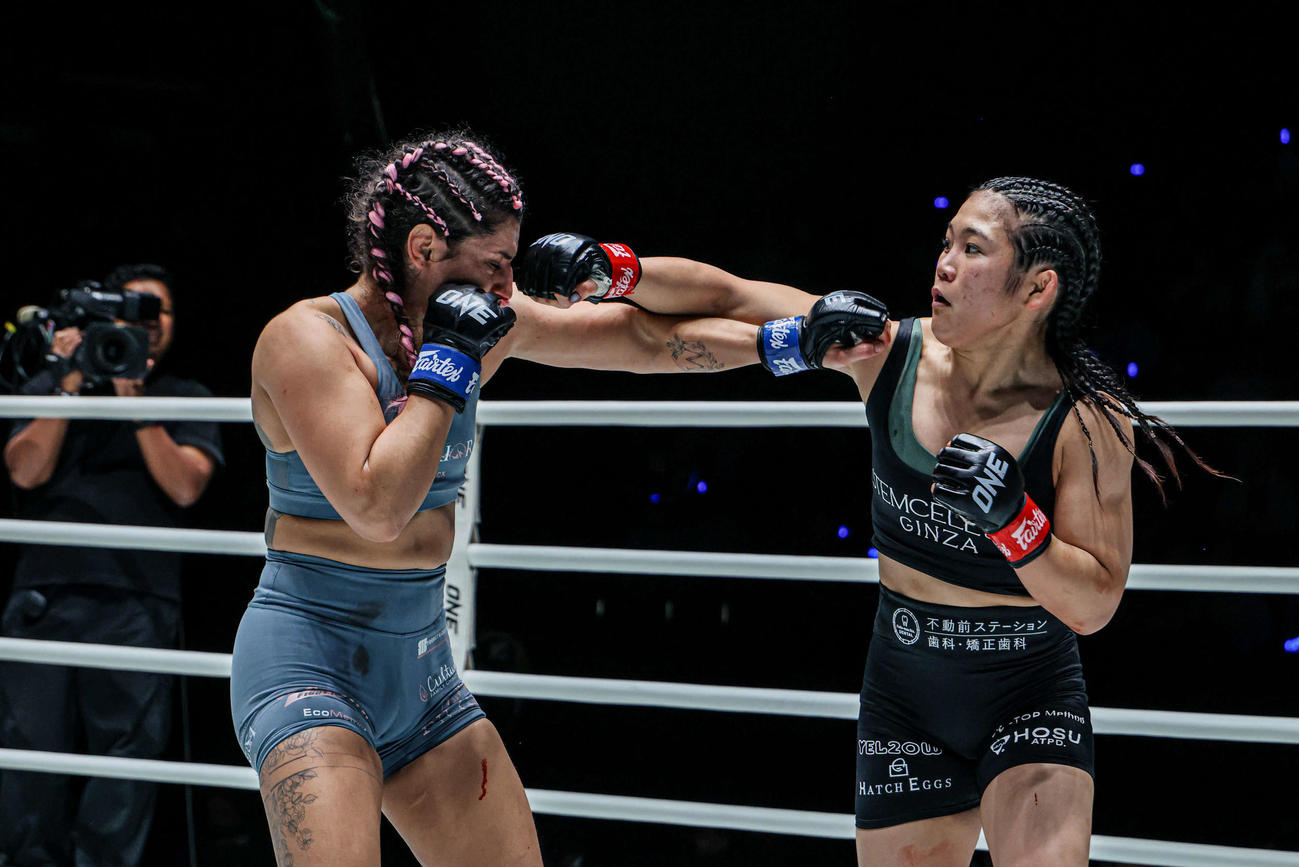 打撃でも上回った澤田千優（右）（C）ONE Championship