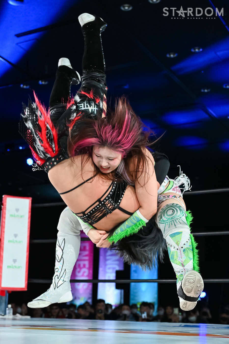 小波を雷の如くでたたきつける壮麗亜美（C）スターダム