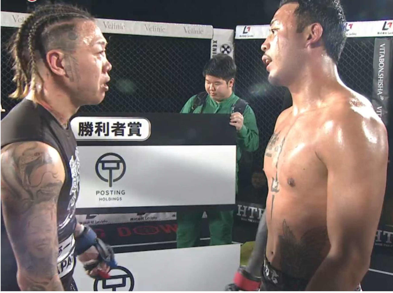 試合後に互いをたたえあうsakkki（左）とメカ君