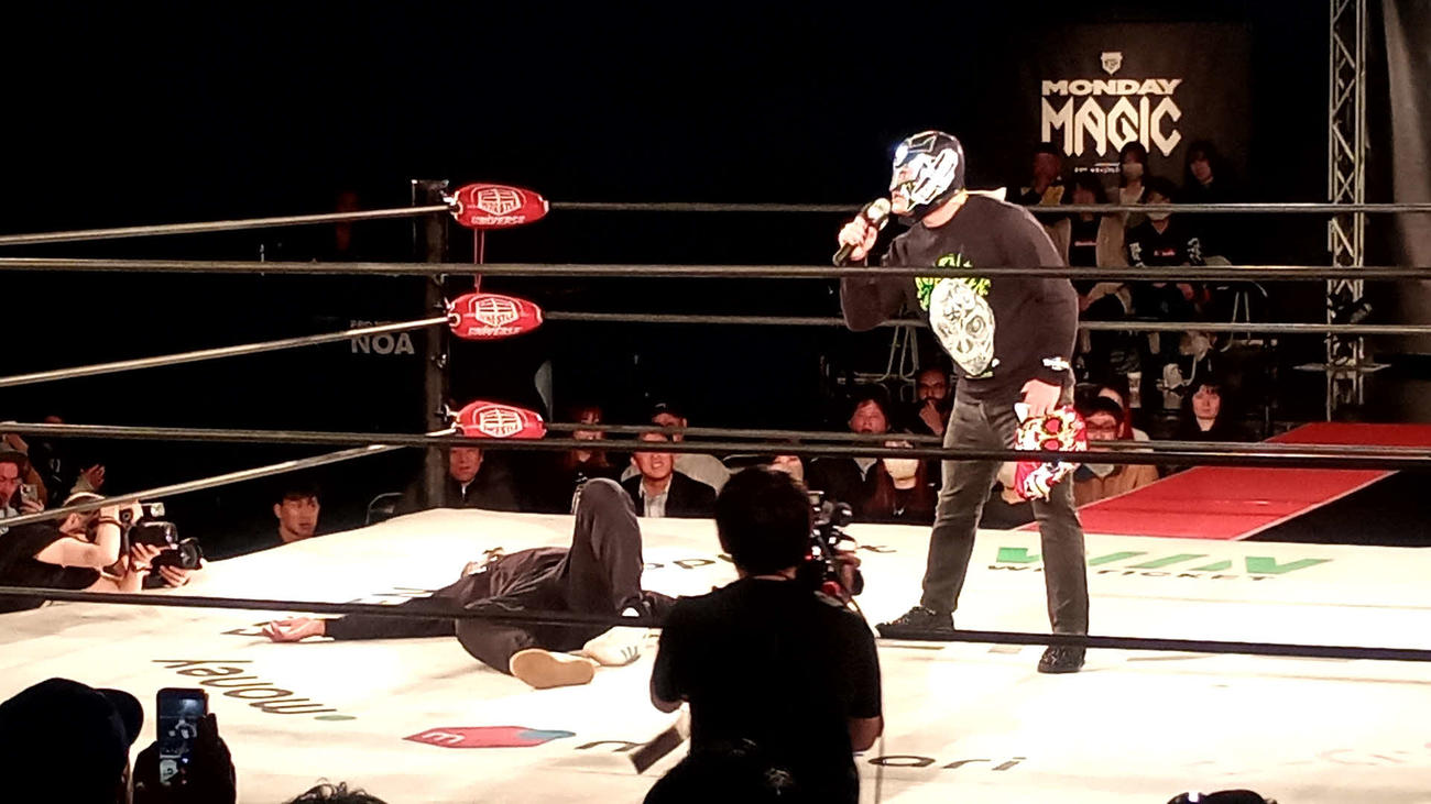 BUSHI（右）と毒霧を浴びてダウンしたNOSAWA論外