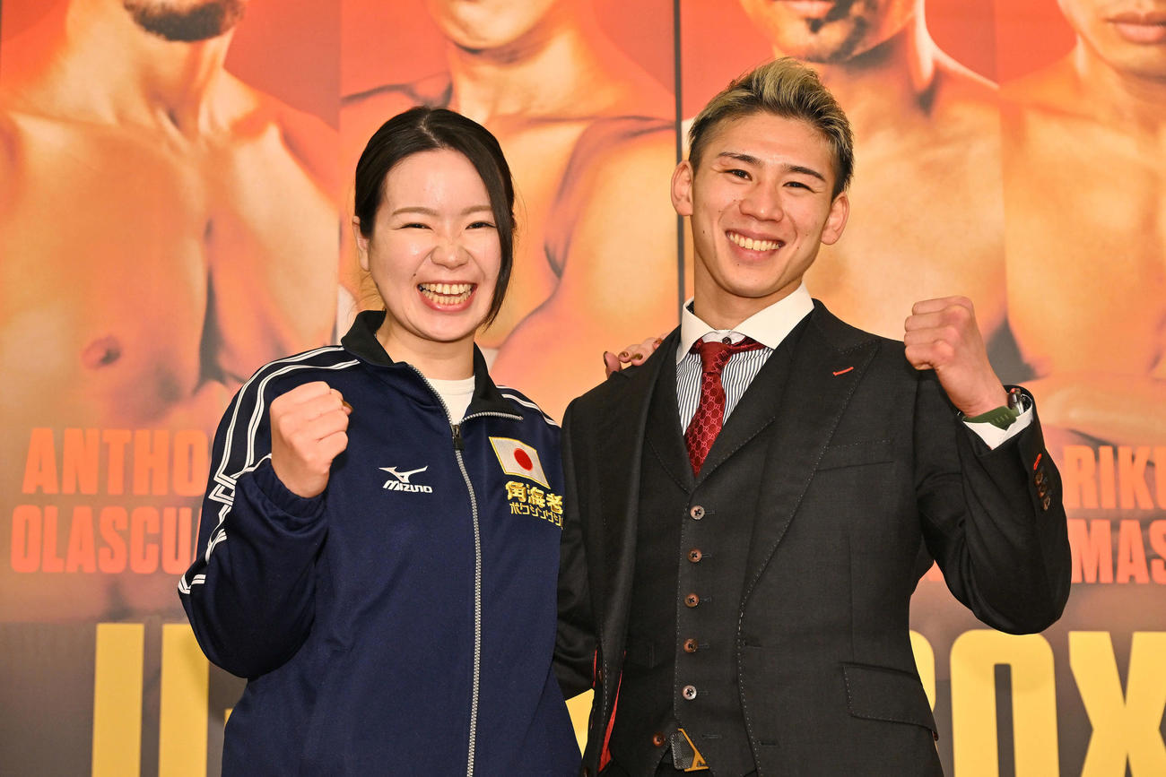 会見を終えた飯村（右）は妻でトレーナーの真成美さんと写真に納まる（撮影・滝沢徹郎）