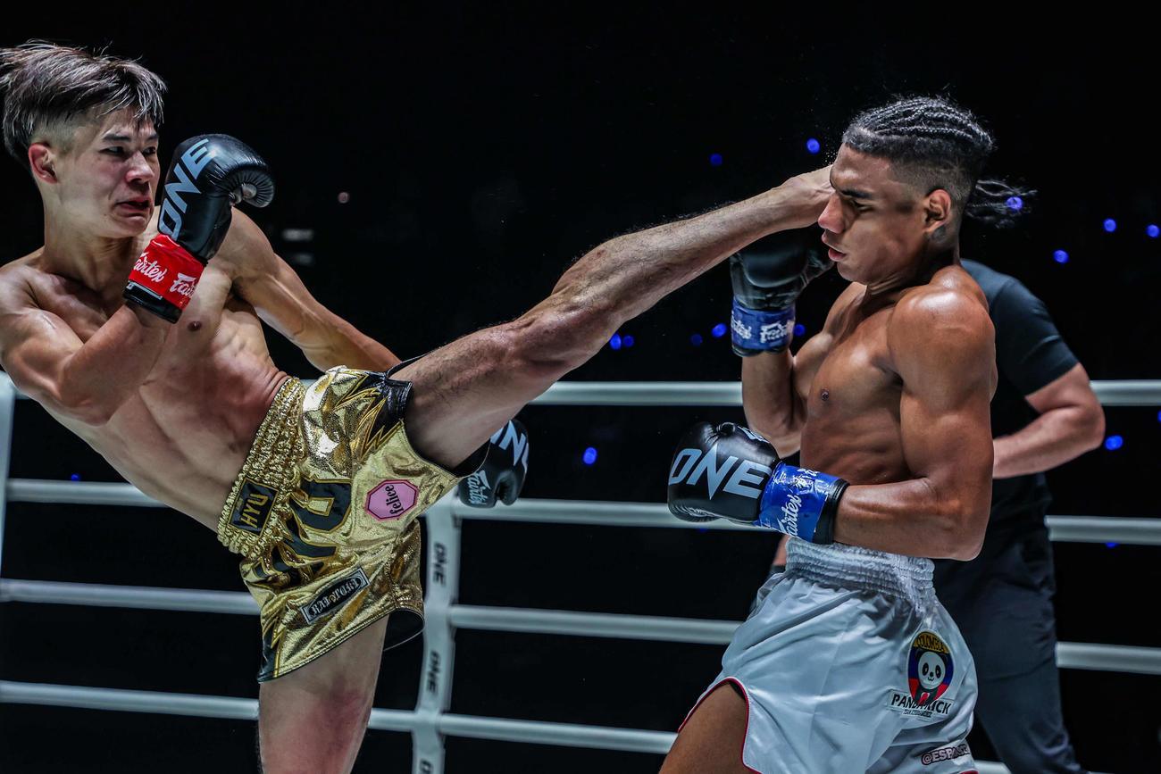 強烈なハイキックを放つ陽勇（左）（C）ONE Championship