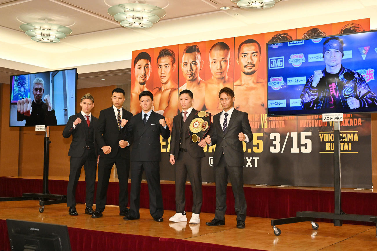 記念撮影する、左からリモート参加のオラスクアガ、飯村、増田、岩田、松本、高田、リモート参加のドネア（撮影・滝沢徹郎）