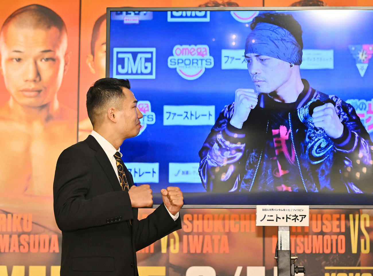 対戦するリモートで参加したドネア（右）と向かい合う増田（撮影・滝沢徹郎）