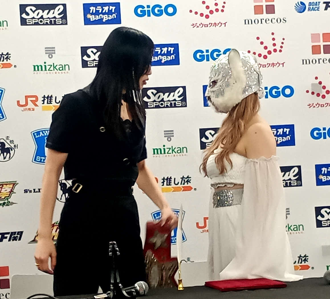 にらみ合う上谷沙弥とスターライト・キッド