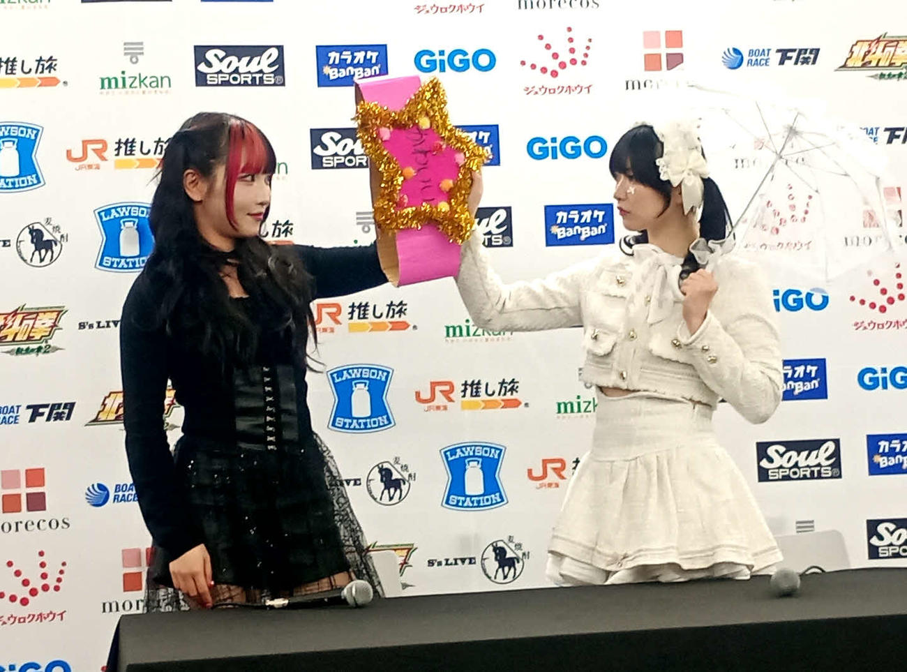 かわいい・オブ・かわいい選手権ベルトをかけて戦う伊藤麻希（左）とさくらあや