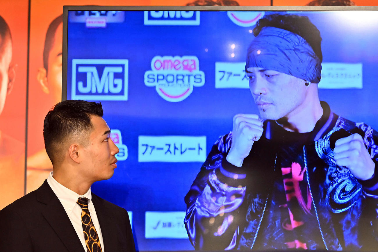 対戦するリモートで参加したドネア（右）と向かい合う増田（2026年1月27日撮影）