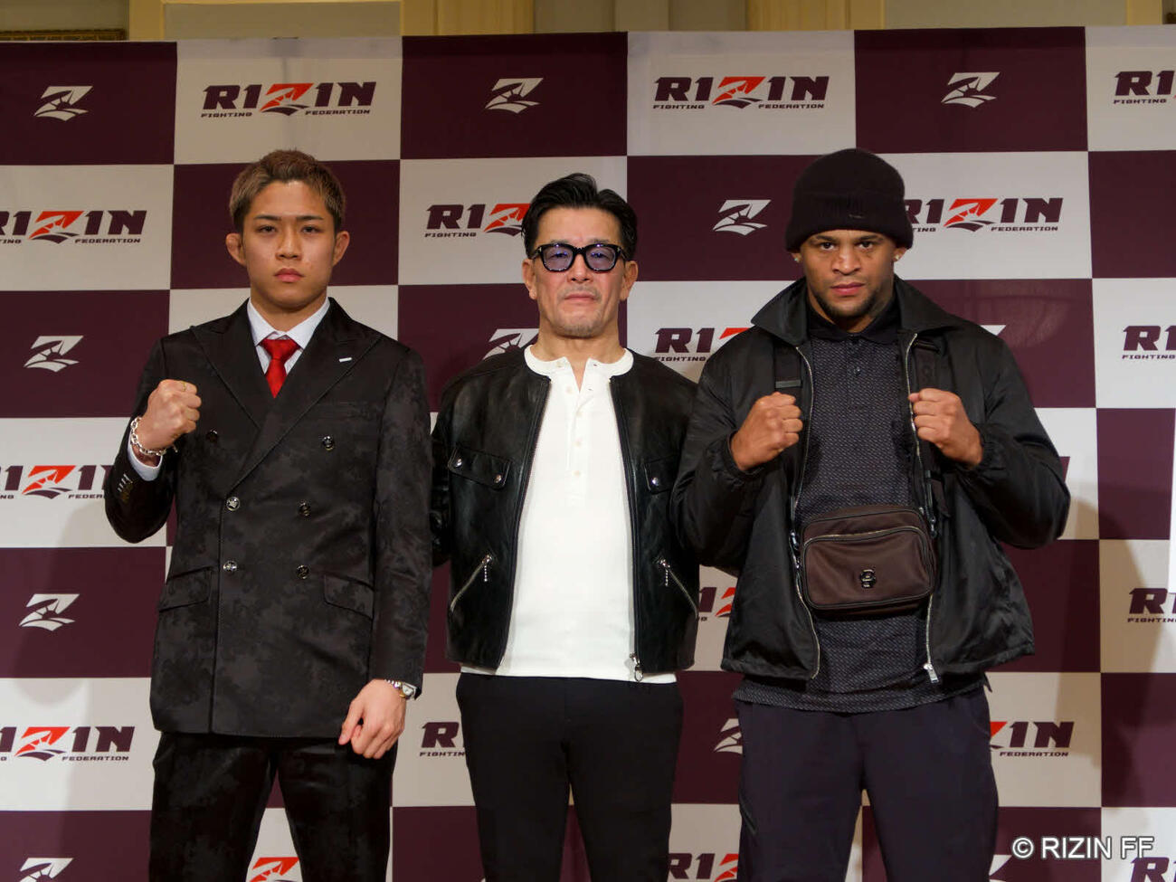 対戦が決まった秋元強真（左）とパッチー・ミックス（右）（中央は榊原信行CEO）（C）RIZIN FF