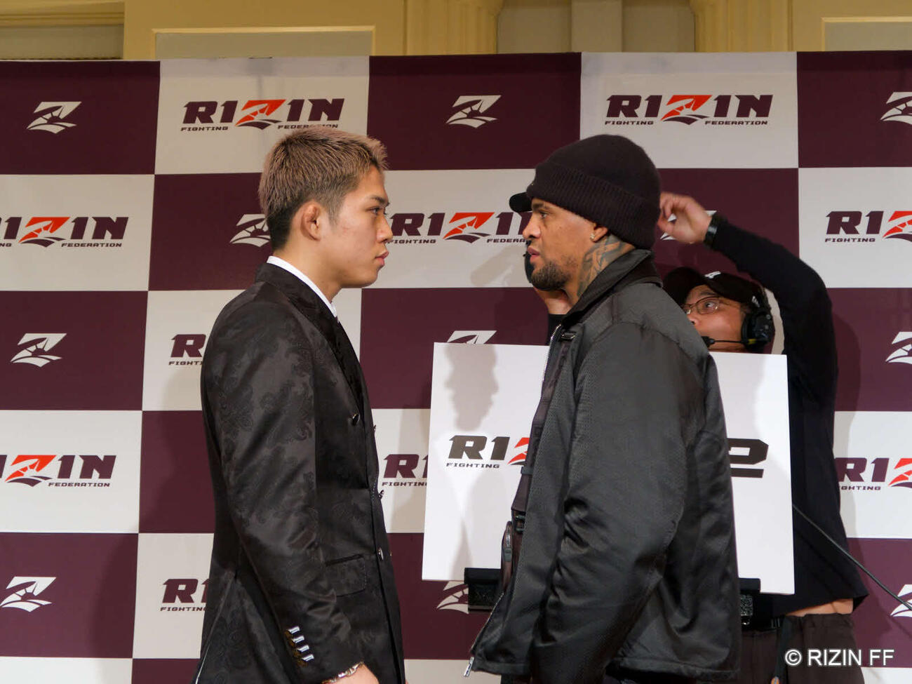 フェイスオフする秋元強真（左）とパッチー・ミックス（C）RIZIN FF