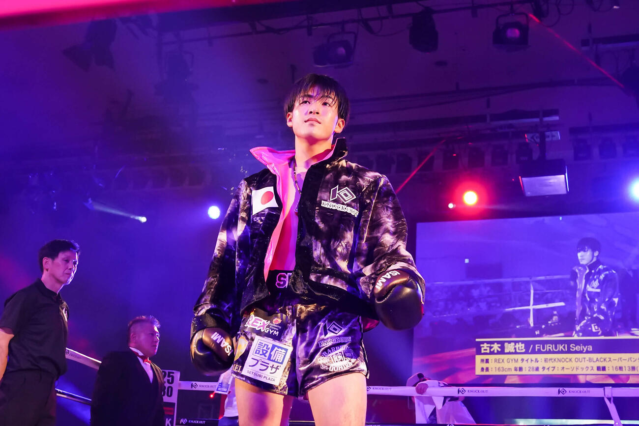 チュームーシーフーを相手に防衛戦を行う古木誠也（C）KNOCK OUT