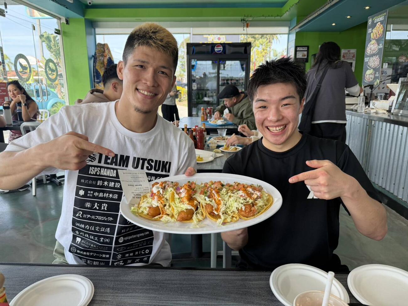 ロス合宿期間中に一緒に食事する宇津木秀（左）と横山葵海（ワタナベジム提供）