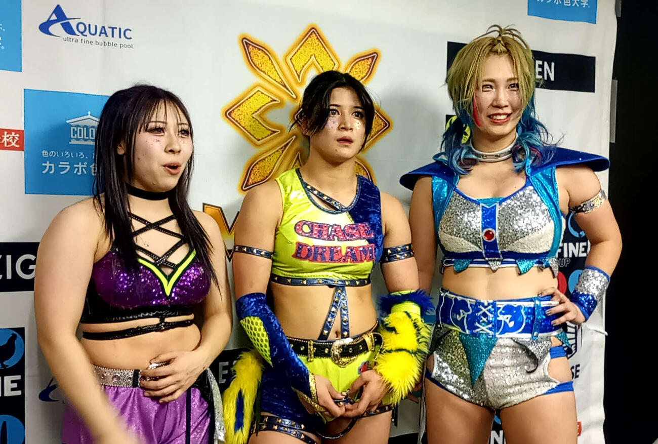3Dトリオス初代王座決定トーナメント準決勝に進んだ（左から）山﨑裕花、山岡聖怜、越野SYOKO．