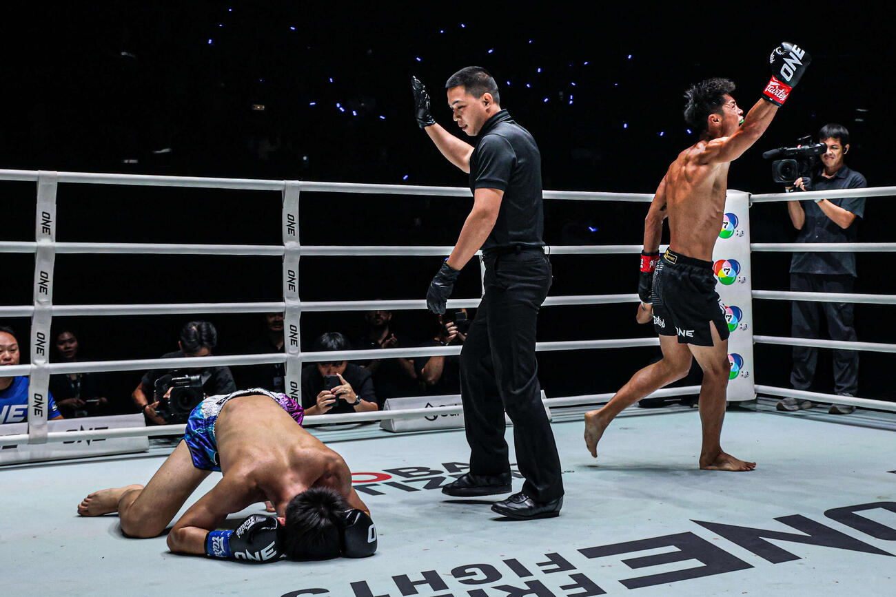 倒れ込む成尾拓輝（左）（C）ONE Championship
