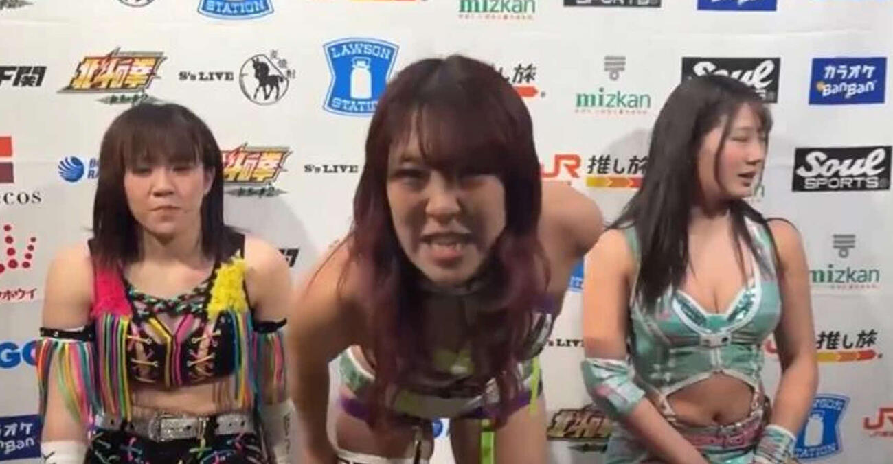 岡田社長にもの申したAZM。左は星来芽依、右は天咲光由（スターダムワールド公式Xから）