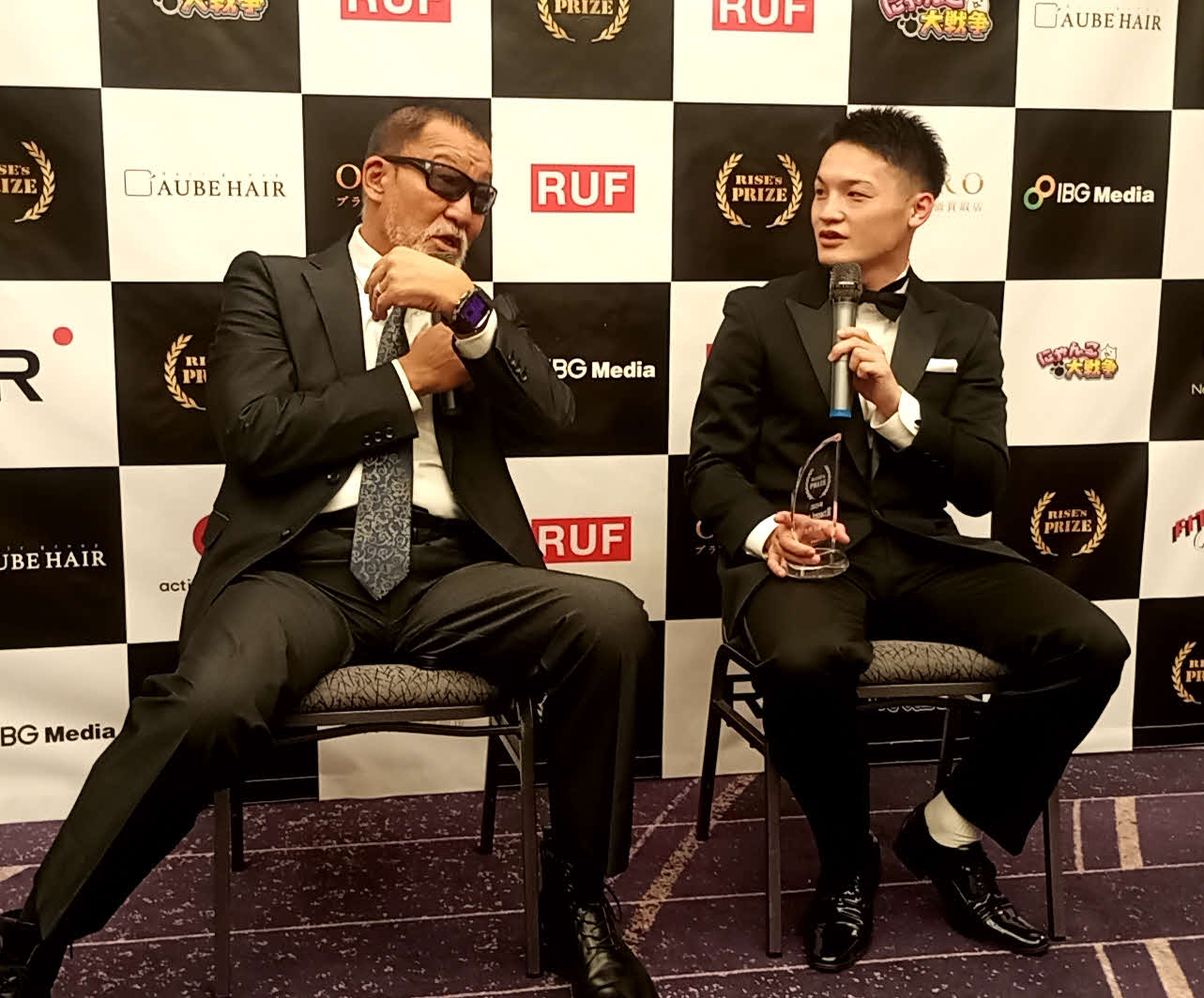 蝶野正洋とともに囲み取材に応じた大﨑孔稀
