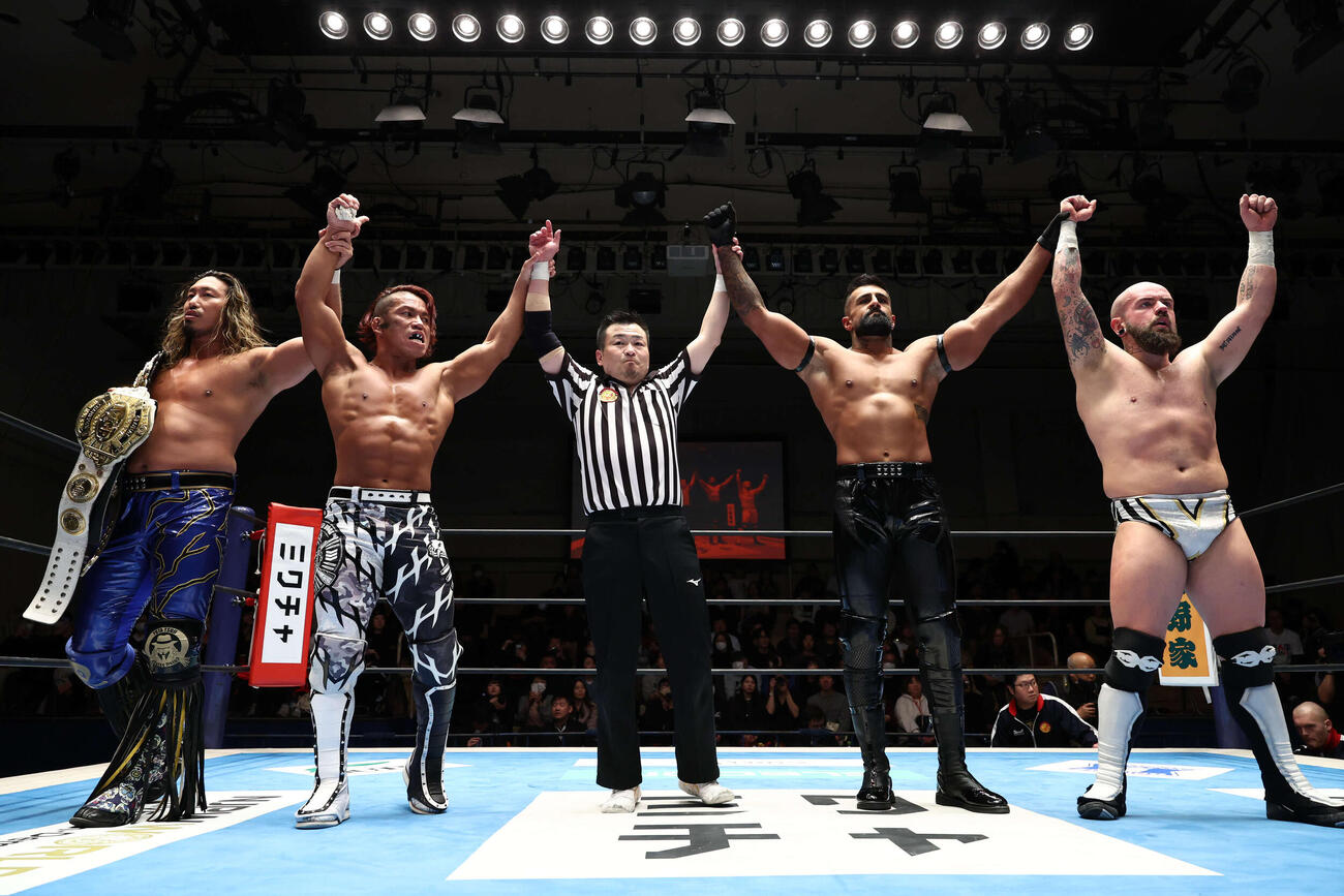 勝利したアンバウンド・カンパニーの（左から）辻陽太、石森太二、（レフェリー）、ドリラ・モロニー、ロビー・エックス（C）新日本プロレス