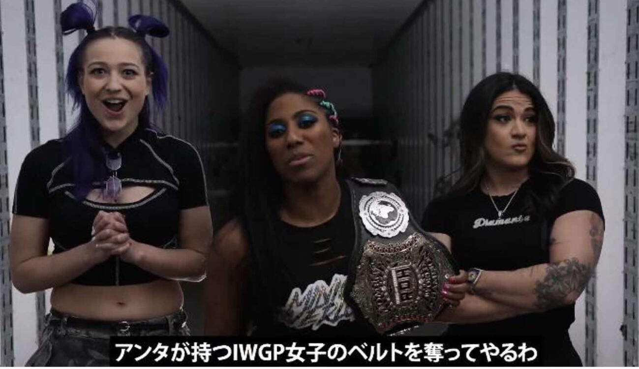 アティーナ（中央）はVTRメッセージの中で朱里からのベルト奪取をアピールした（新日本プロレス公式Xから）