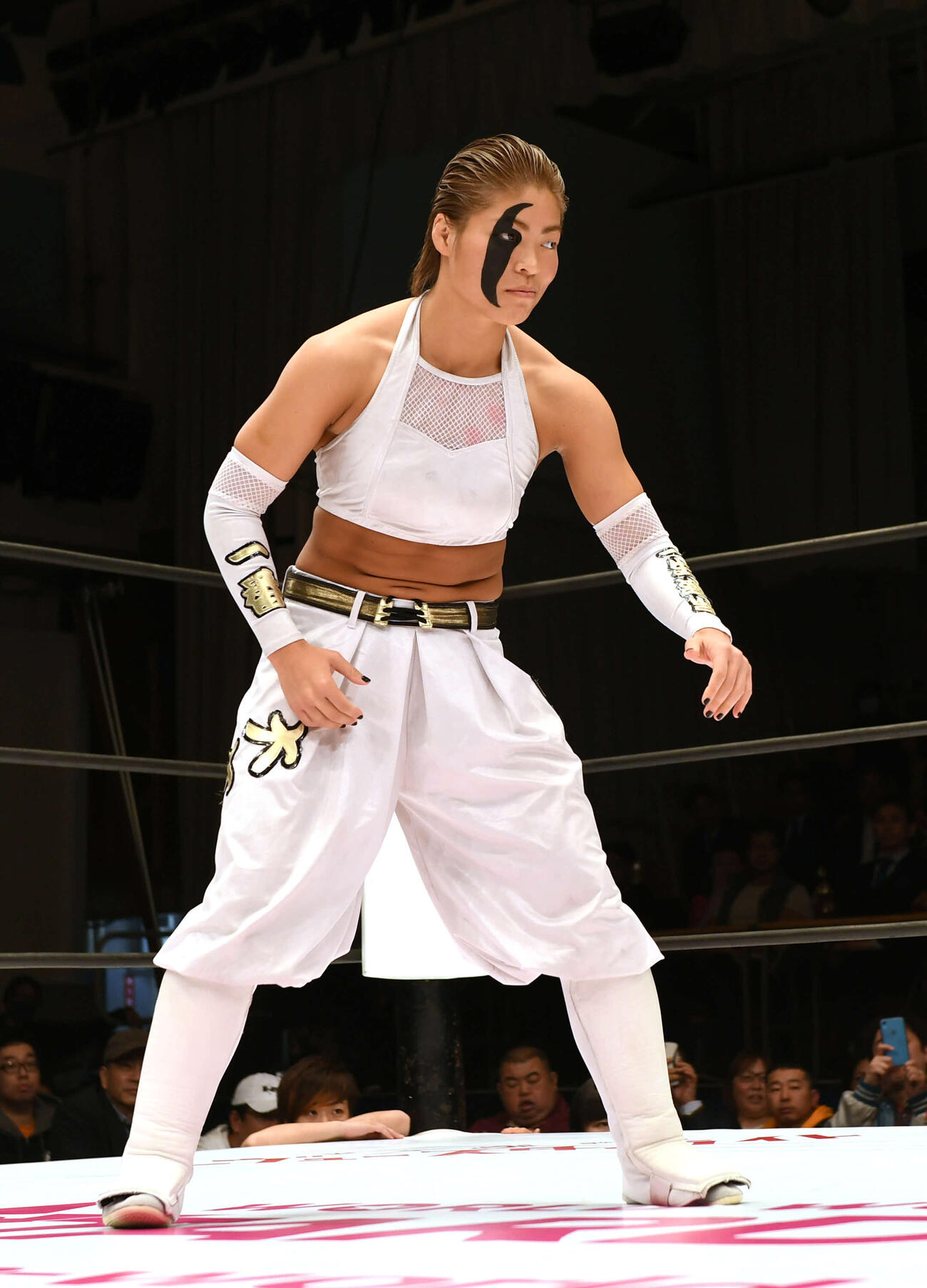 女子プロレス団体スターダム後楽園大会　ワールド・オブ・スターダム選手権　岩谷麻優対花月　挑戦者の花月が入場（2019年12月24日撮影）